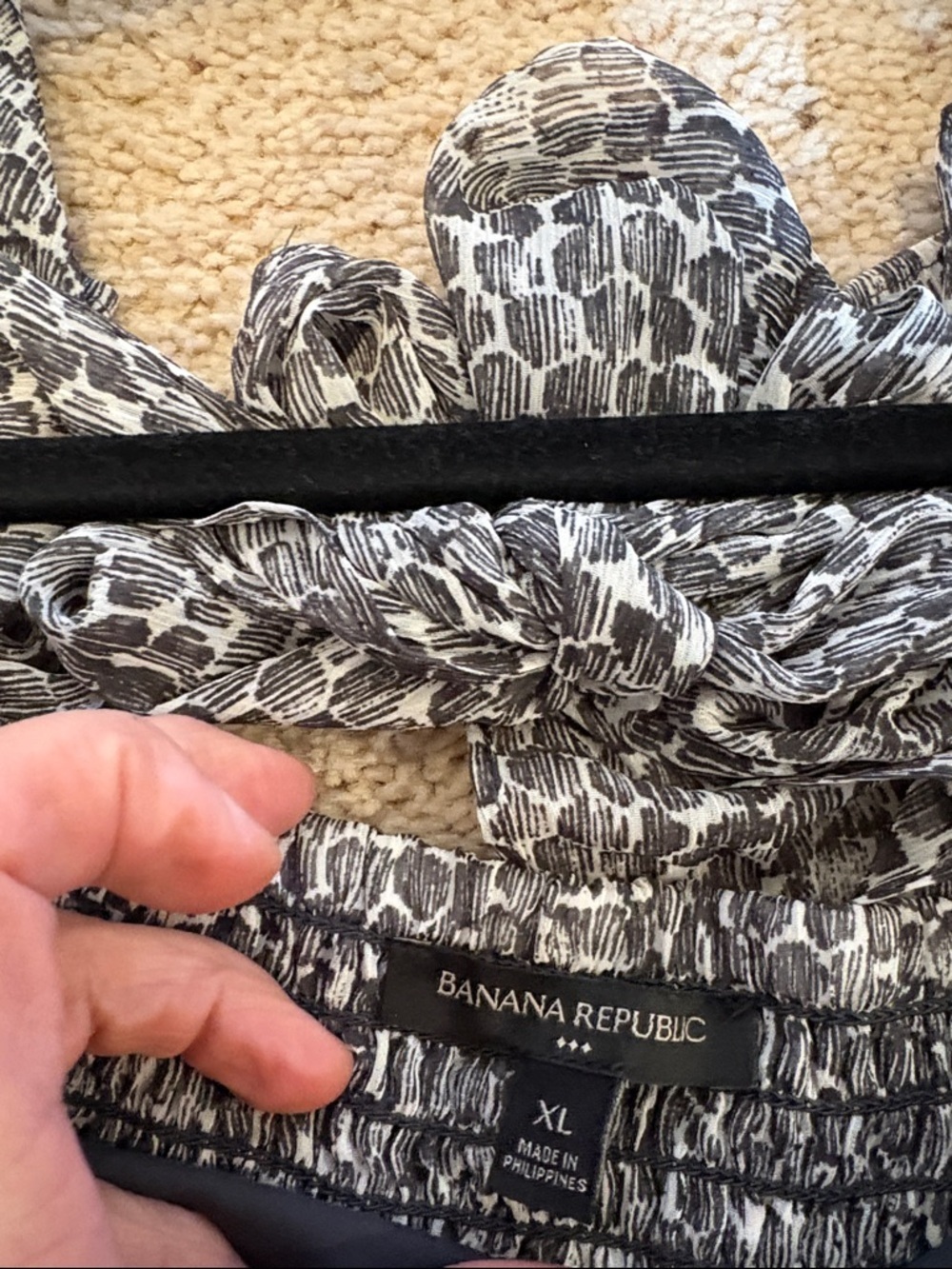 Banana Republic Black and White Ruffled Fluffy Blouse - Picture 5 of 9